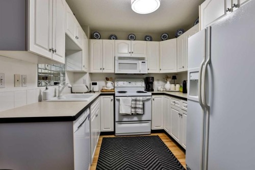 33 Chilcotin Road, Lethbridge, AB - Indoor Photo Showing Kitchen