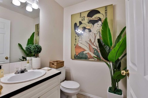 33 Chilcotin Road, Lethbridge, AB - Indoor Photo Showing Bathroom