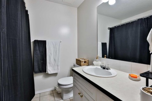 33 Chilcotin Road, Lethbridge, AB - Indoor Photo Showing Bathroom