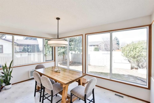 104 Elm Crescent South, Lethbridge, AB - Indoor Photo Showing Dining Room