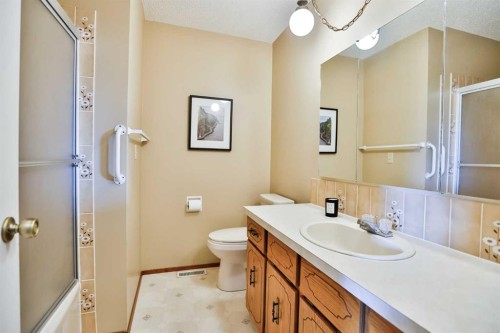 104 Elm Crescent South, Lethbridge, AB - Indoor Photo Showing Bathroom