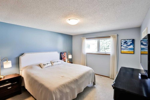104 Elm Crescent South, Lethbridge, AB - Indoor Photo Showing Bedroom