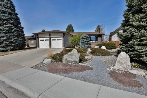 104 Elm Crescent South, Lethbridge, AB - Outdoor