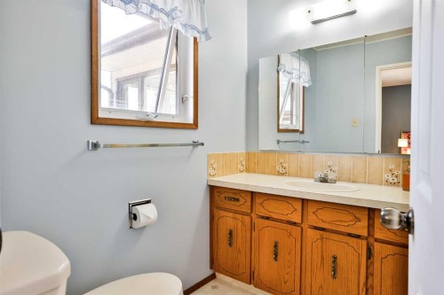 104 Elm Crescent South, Lethbridge, AB - Indoor Photo Showing Bathroom