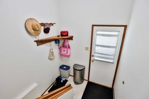 104 Elm Crescent South, Lethbridge, AB - Indoor Photo Showing Other Room