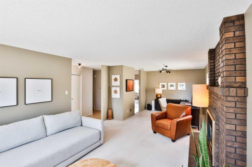 104 Elm Crescent South, Lethbridge, AB - Indoor Photo Showing Living Room