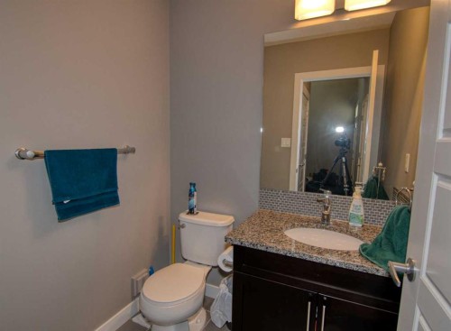 559 Moonlight Lane West, Lethbridge, AB - Indoor Photo Showing Bathroom