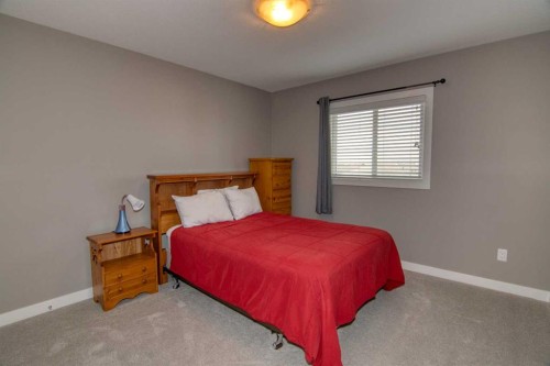 559 Moonlight Lane West, Lethbridge, AB - Indoor Photo Showing Bedroom
