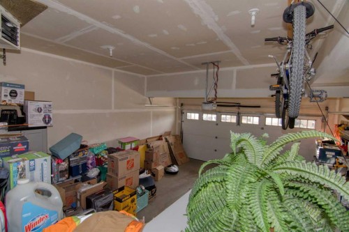 559 Moonlight Lane West, Lethbridge, AB - Indoor Photo Showing Garage