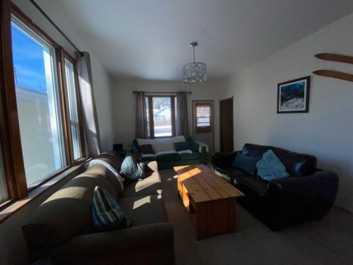 20601 25 Avenue, Bellevue, AB - Indoor Photo Showing Living Room