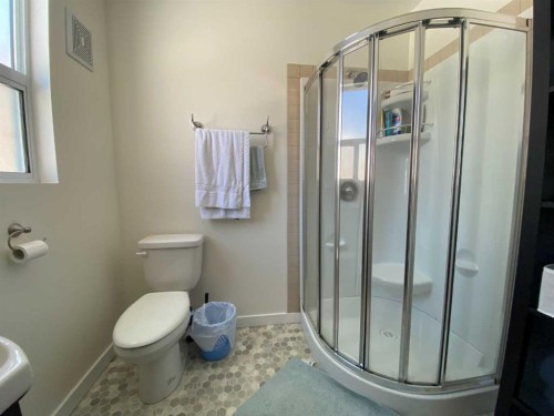 20601 25 Avenue, Bellevue, AB - Indoor Photo Showing Bathroom