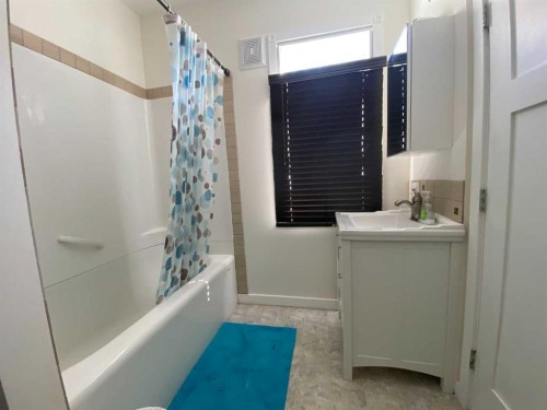20601 25 Avenue, Bellevue, AB - Indoor Photo Showing Bathroom