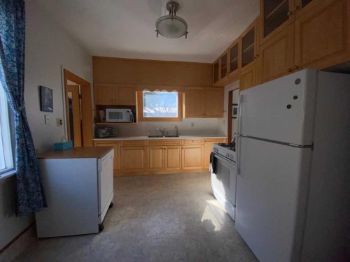 20601 25 Avenue, Bellevue, AB - Indoor Photo Showing Kitchen