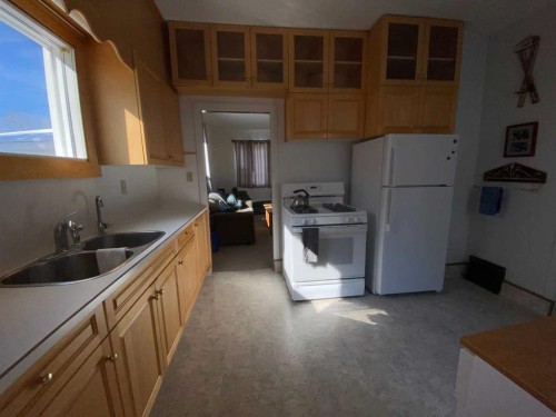 20601 25 Avenue, Bellevue, AB - Indoor Photo Showing Kitchen With Double Sink