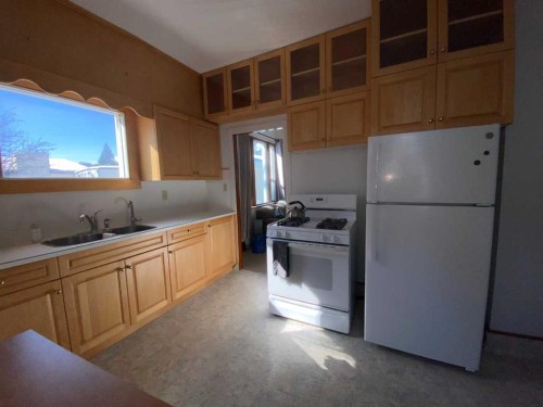 20601 25 Avenue, Bellevue, AB - Indoor Photo Showing Kitchen With Double Sink