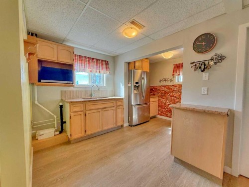 129 5 Avenue, Champion, AB - Indoor Photo Showing Kitchen