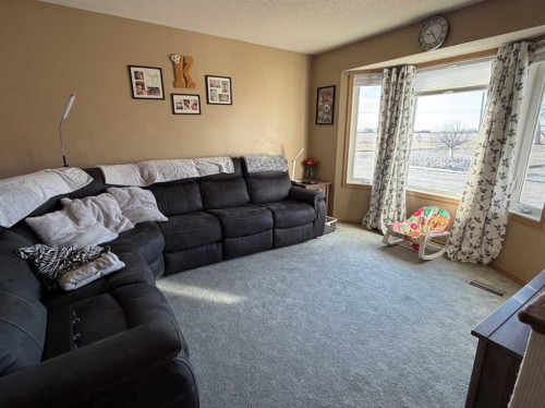 5413 38 Avenue, Taber, AB - Indoor Photo Showing Living Room