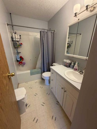 5413 38 Avenue, Taber, AB - Indoor Photo Showing Bathroom