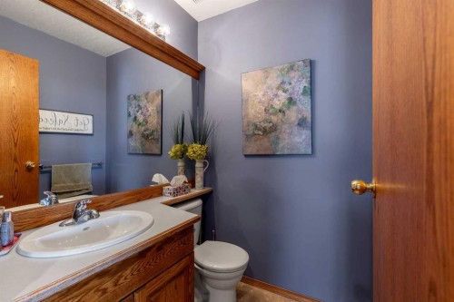 229 Coachwood Point West, Lethbridge, AB - Indoor Photo Showing Bathroom