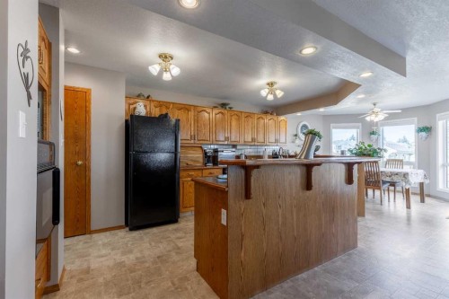 229 Coachwood Point West, Lethbridge, AB - Indoor Photo Showing Kitchen