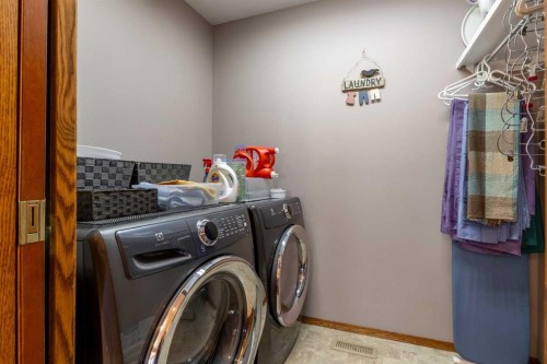 229 Coachwood Point West, Lethbridge, AB - Indoor Photo Showing Laundry Room