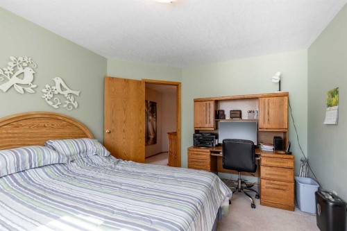 229 Coachwood Point West, Lethbridge, AB - Indoor Photo Showing Bedroom