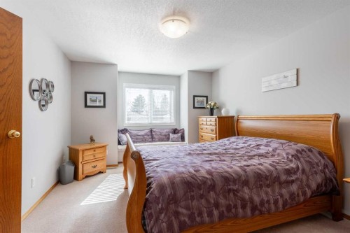 229 Coachwood Point West, Lethbridge, AB - Indoor Photo Showing Bedroom