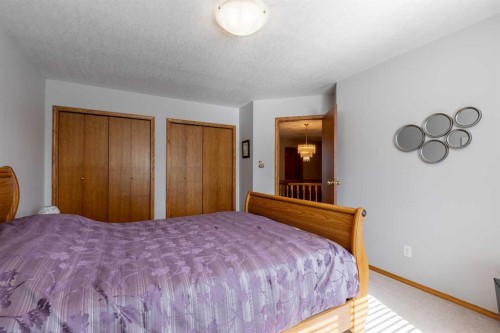 229 Coachwood Point West, Lethbridge, AB - Indoor Photo Showing Bedroom