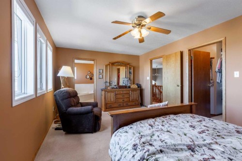 229 Coachwood Point West, Lethbridge, AB - Indoor Photo Showing Bedroom