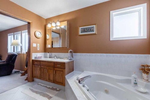 229 Coachwood Point West, Lethbridge, AB - Indoor Photo Showing Bathroom