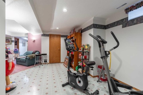 229 Coachwood Point West, Lethbridge, AB - Indoor Photo Showing Gym Room