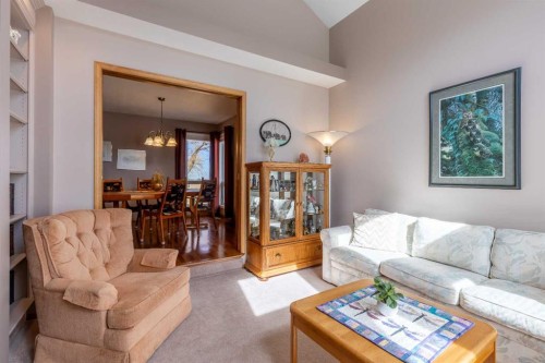 229 Coachwood Point West, Lethbridge, AB - Indoor Photo Showing Living Room
