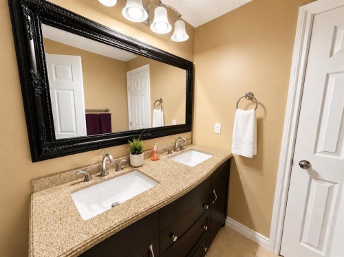 222 6A Street, Stirling, AB - Indoor Photo Showing Bathroom