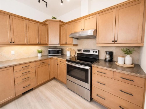 222 6A Street, Stirling, AB - Indoor Photo Showing Kitchen