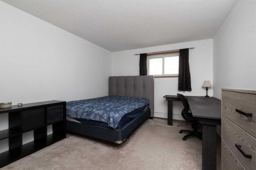 515-5 Berkley Place West, Lethbridge, AB - Indoor Photo Showing Bedroom