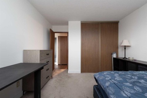 515-5 Berkley Place West, Lethbridge, AB - Indoor Photo Showing Bedroom