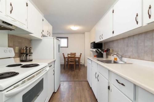 515-5 Berkley Place West, Lethbridge, AB - Indoor Photo Showing Kitchen