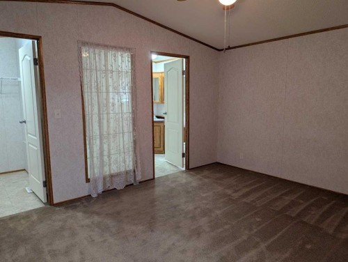 211 Railway Avenue, Coaldale, AB 