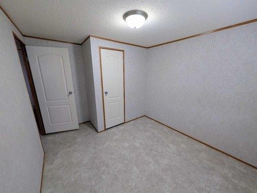 211 Railway Avenue, Coaldale, AB 