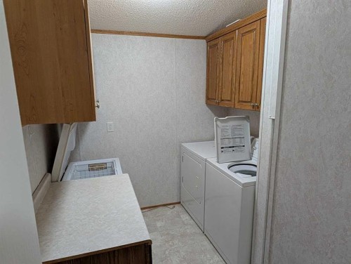 211 Railway Avenue, Coaldale, AB 