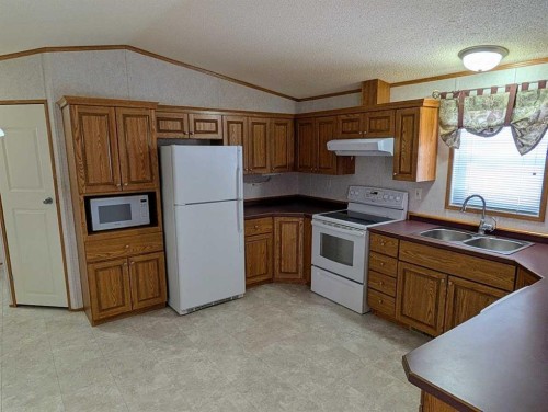 211 Railway Avenue, Coaldale, AB 