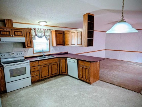211 Railway Avenue, Coaldale, AB 