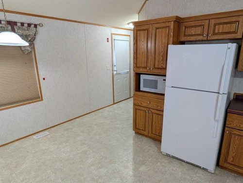 211 Railway Avenue, Coaldale, AB 