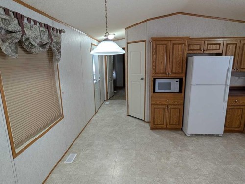 211 Railway Avenue, Coaldale, AB 