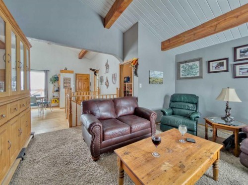 22057 Rg Rd 252, Aetna, AB - Indoor Photo Showing Living Room