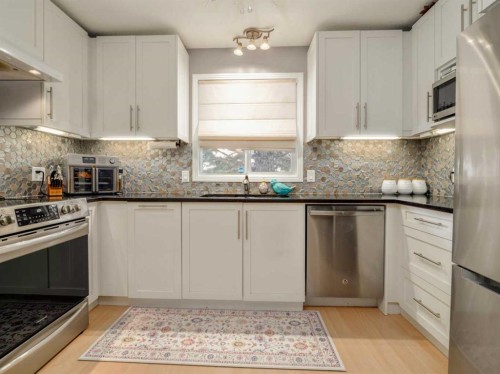 1707 Lakemount Boulevard South, Lethbridge, AB - Indoor Photo Showing Kitchen With Upgraded Kitchen