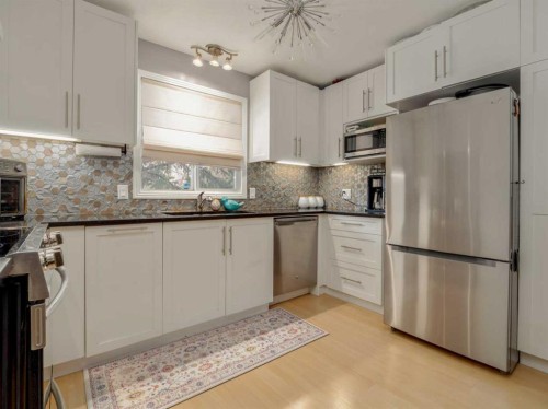 1707 Lakemount Boulevard South, Lethbridge, AB - Indoor Photo Showing Kitchen With Upgraded Kitchen