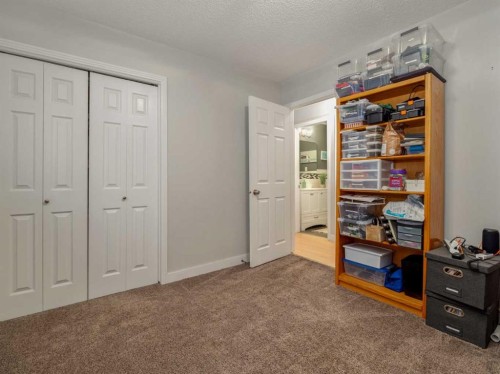 1707 Lakemount Boulevard South, Lethbridge, AB - Indoor