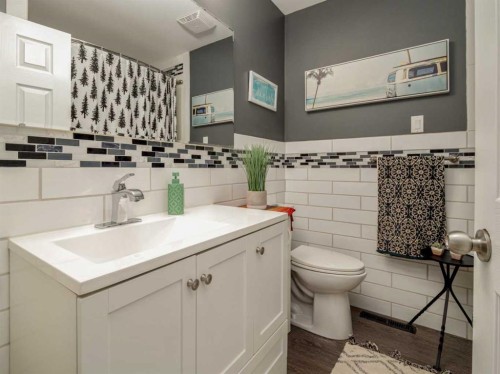 1707 Lakemount Boulevard South, Lethbridge, AB - Indoor Photo Showing Bathroom