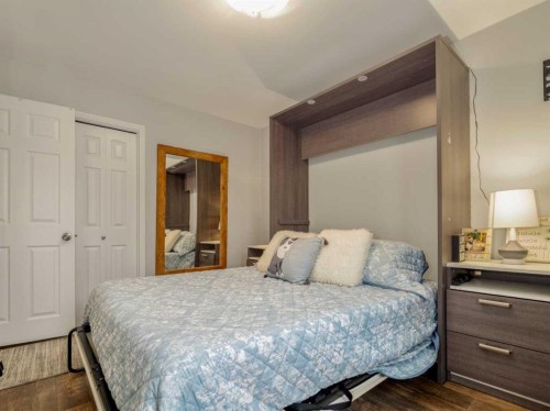 1707 Lakemount Boulevard South, Lethbridge, AB - Indoor Photo Showing Bedroom